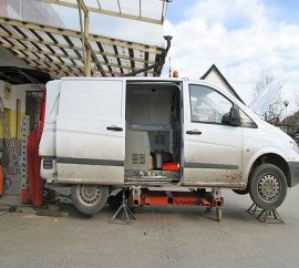 biały samochód z otwartymi drzwiami