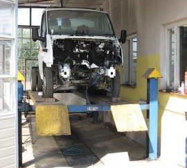 samochód na podnośniku