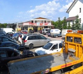 podwórko z samochodami