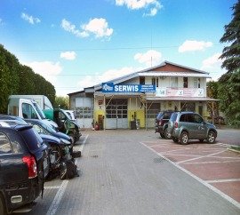 serwisu blacharsko-lakierniczego z samochodami